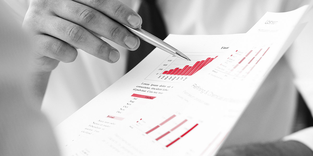 Person pointing at a graph - accounts receivable | Atradius